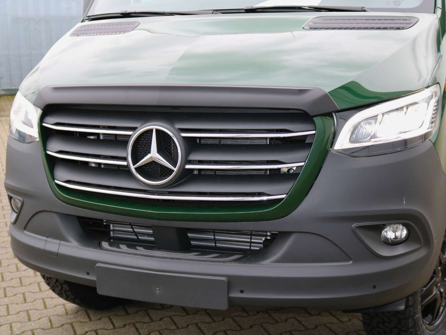 Bonnet attachment for Sprinter 907 and 910