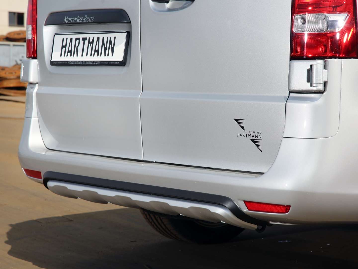 Rear apron attachment for Vito/V-Class 447