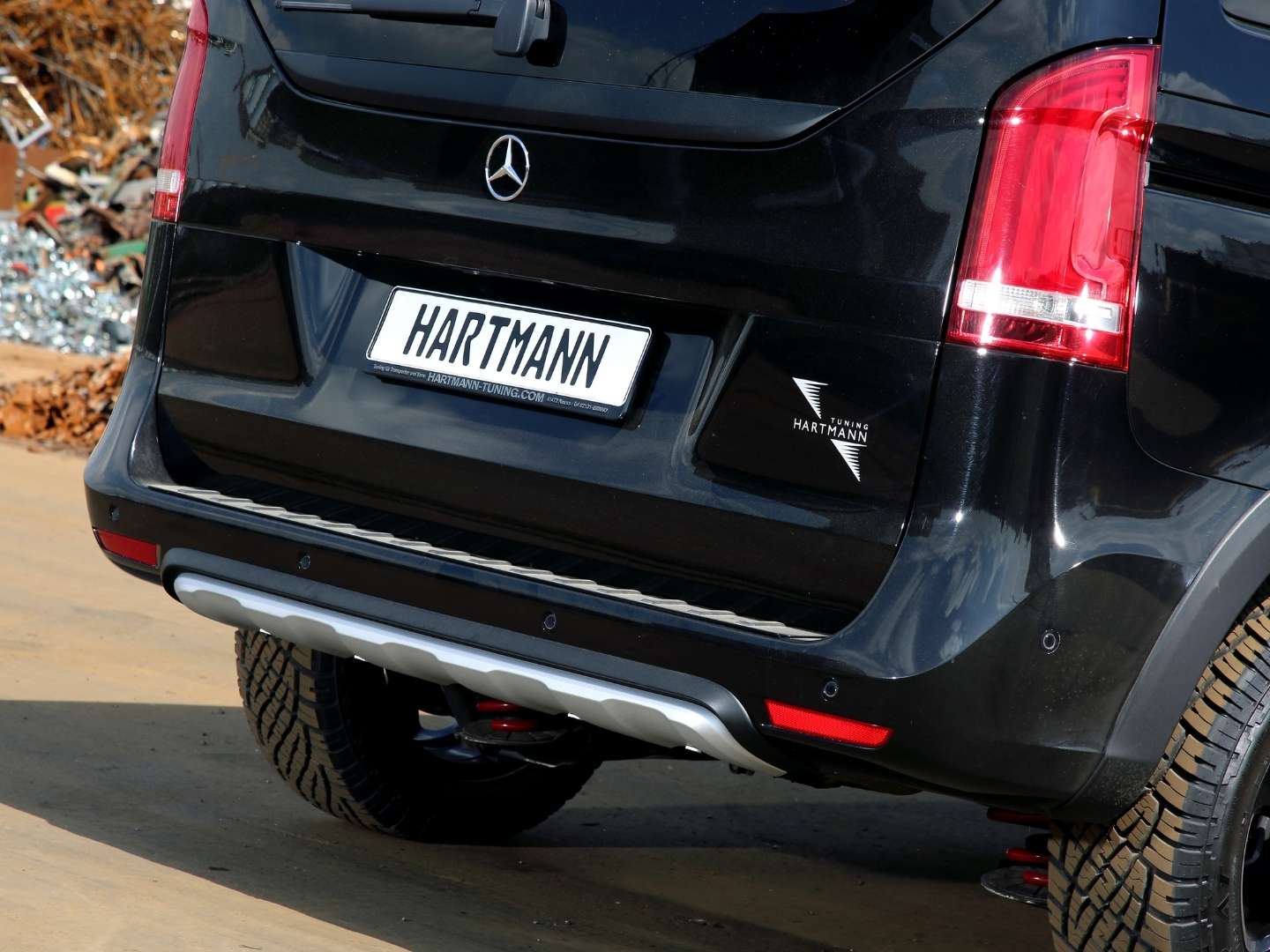 Rear apron attachment for Vito/V-Class 447