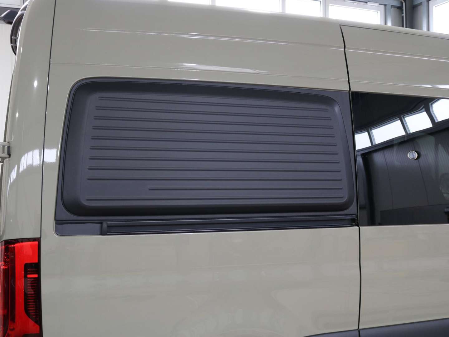 Designer rear extension on the left (for transverse bed installation) for Sprinter 907