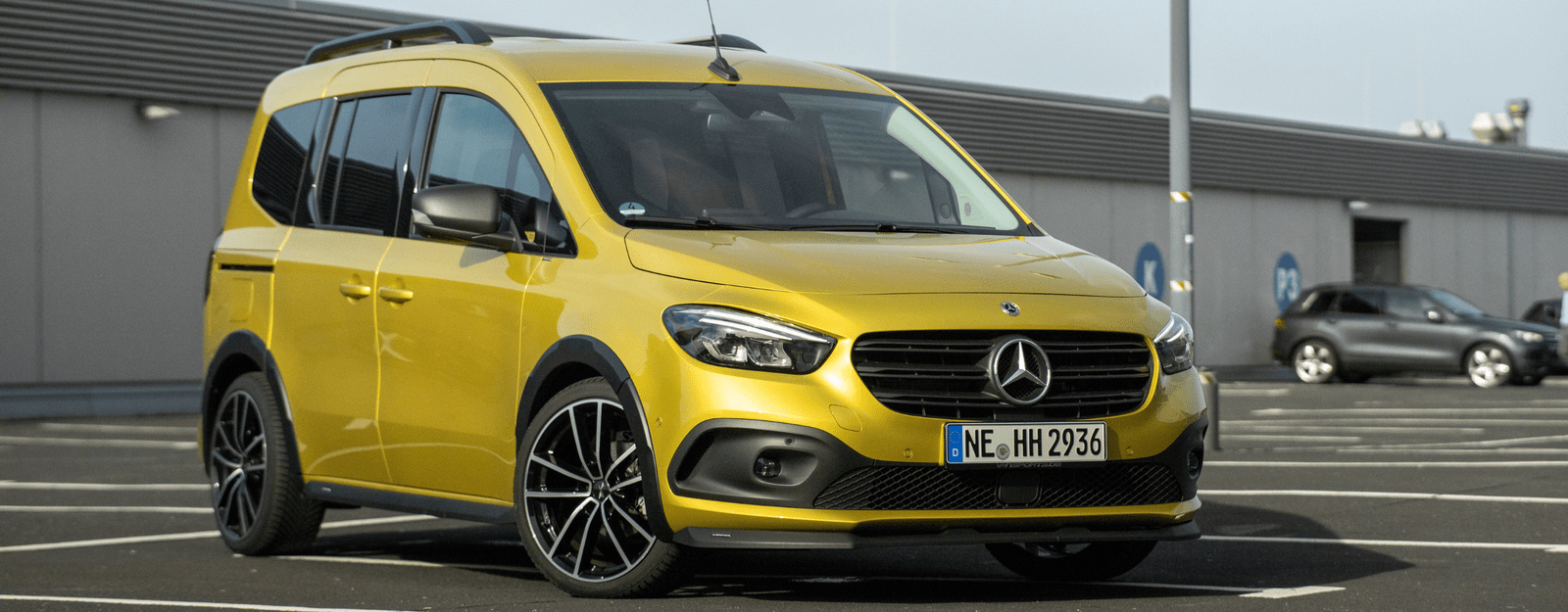 sportlicher Citan 420 auf einem Parkdeck